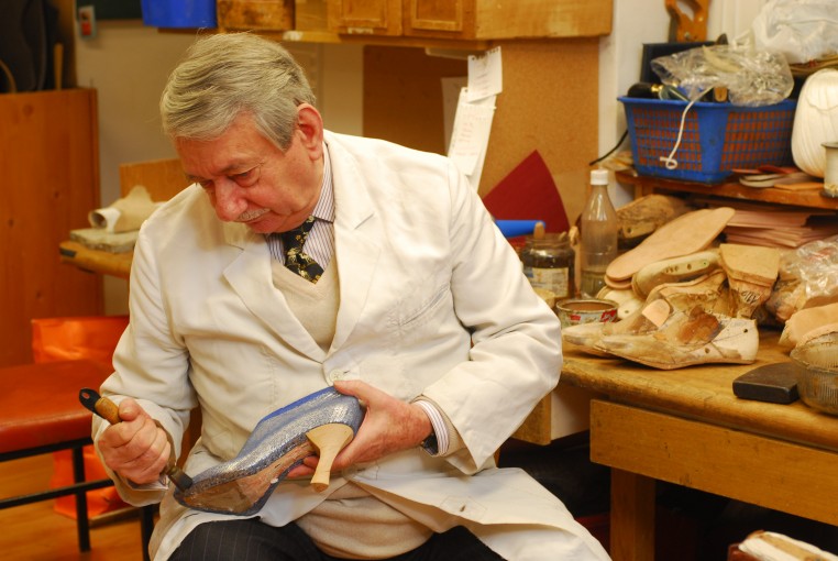 L'artisan bottier Raymond Massaro dans son atelier