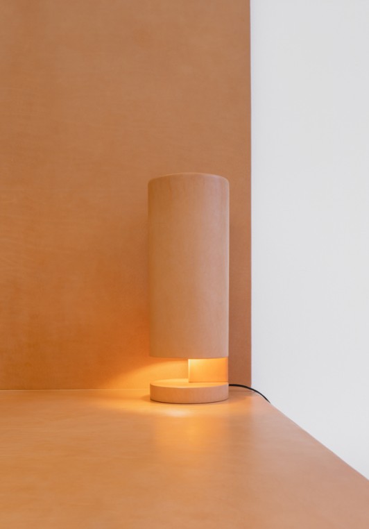 La lampe d’Isaac Reina et Bernard Dubois, toute en cuir naturel, est éditée par la galerie Maniera 21.