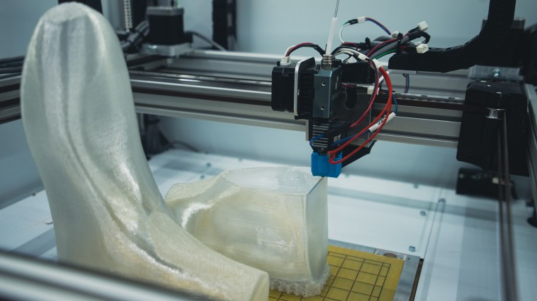 Des imprimantes 3D qui tournent à plein régime pour réaliser des formes en TPU, matière première qui sera renvoyée aux fournisseurs pour recréer les bobines de fils qui permettront de fabriquer de nouvelles formes, une belle preuve d'économie circulaire