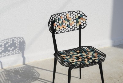 Les alvéoles de cuir personnalisent la chaise Bee de Georges Mohasseb. Edition galerie Gosserez