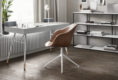 Un espace bureau fonctionnel et confortable avec la chaise pivotante Adélaïde en cuir. BoConcept